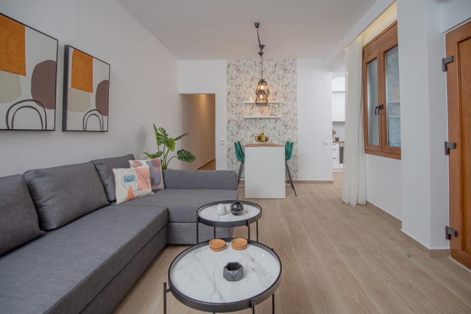 Kitchen or kitchenette, Living room, Seating area, Dining area