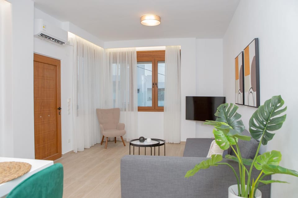 Communal lounge/ TV room, TV and multimedia, Living room, Seating area, Evening entertainment