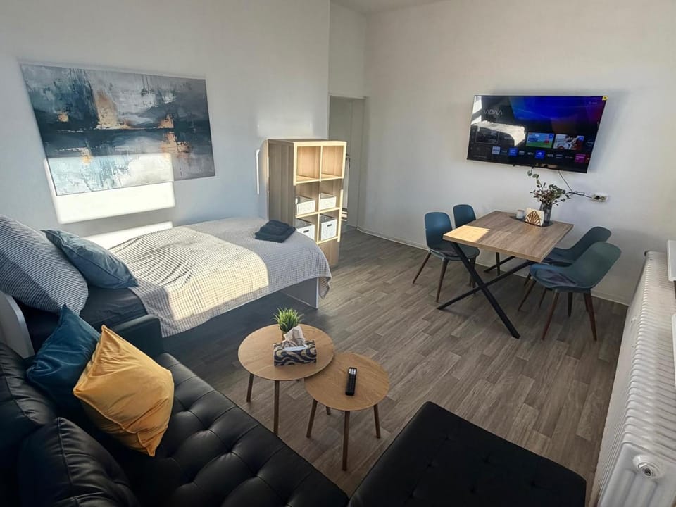 TV and multimedia, Living room, Seating area, Dining area, Bedroom
