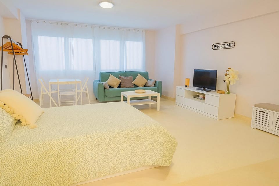 Bed, TV and multimedia, Living room