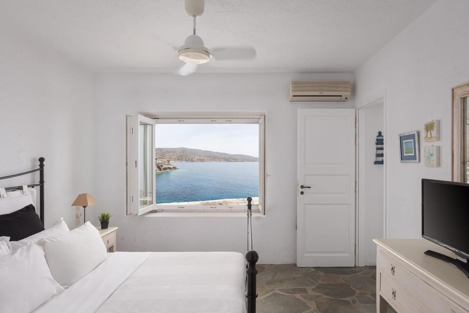 Communal lounge/ TV room, Bed, Natural landscape, Photo of the whole room, Bedroom, Sea view, air conditioner