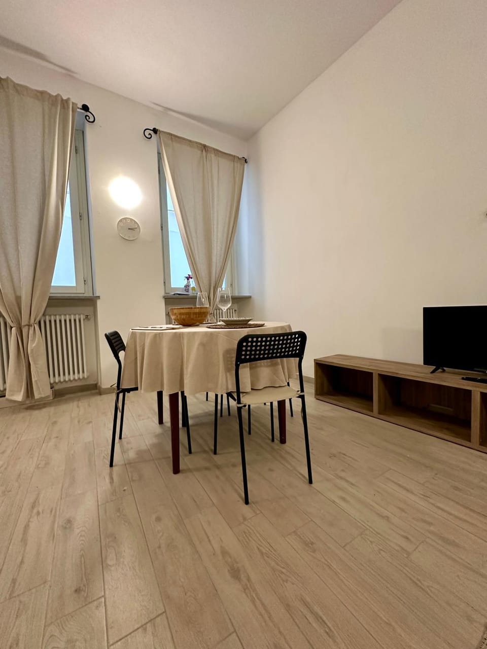 TV and multimedia, Living room, Seating area, Dining area