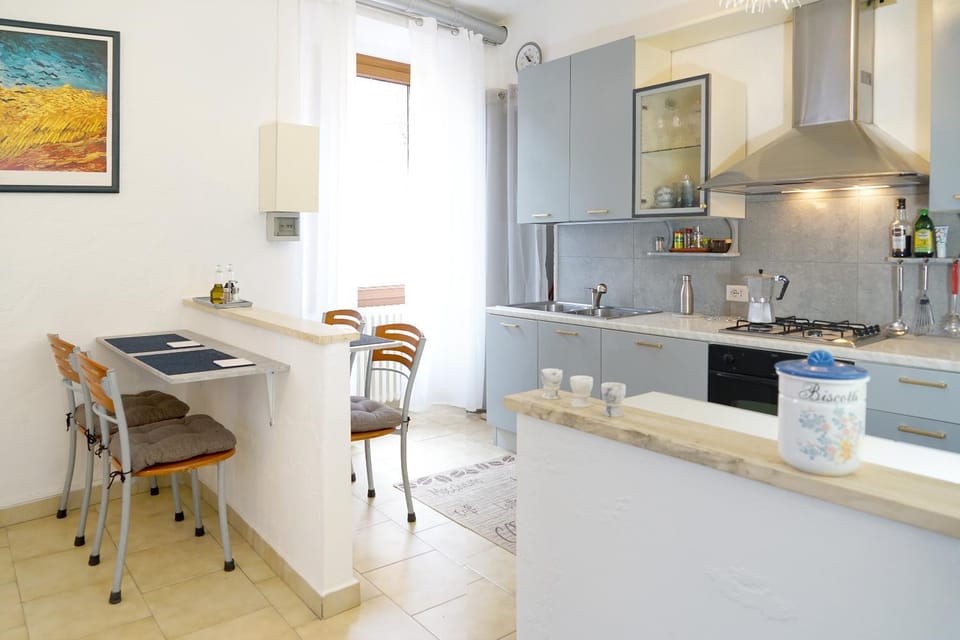 Kitchen or kitchenette, Dining area, oven, stove
