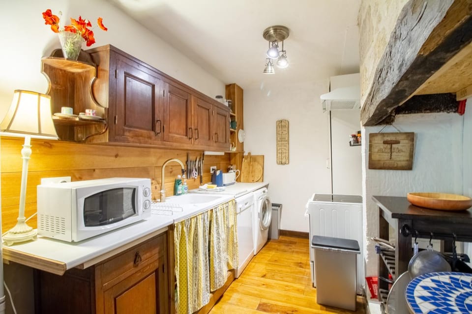 Property building, Kitchen or kitchenette, Living room