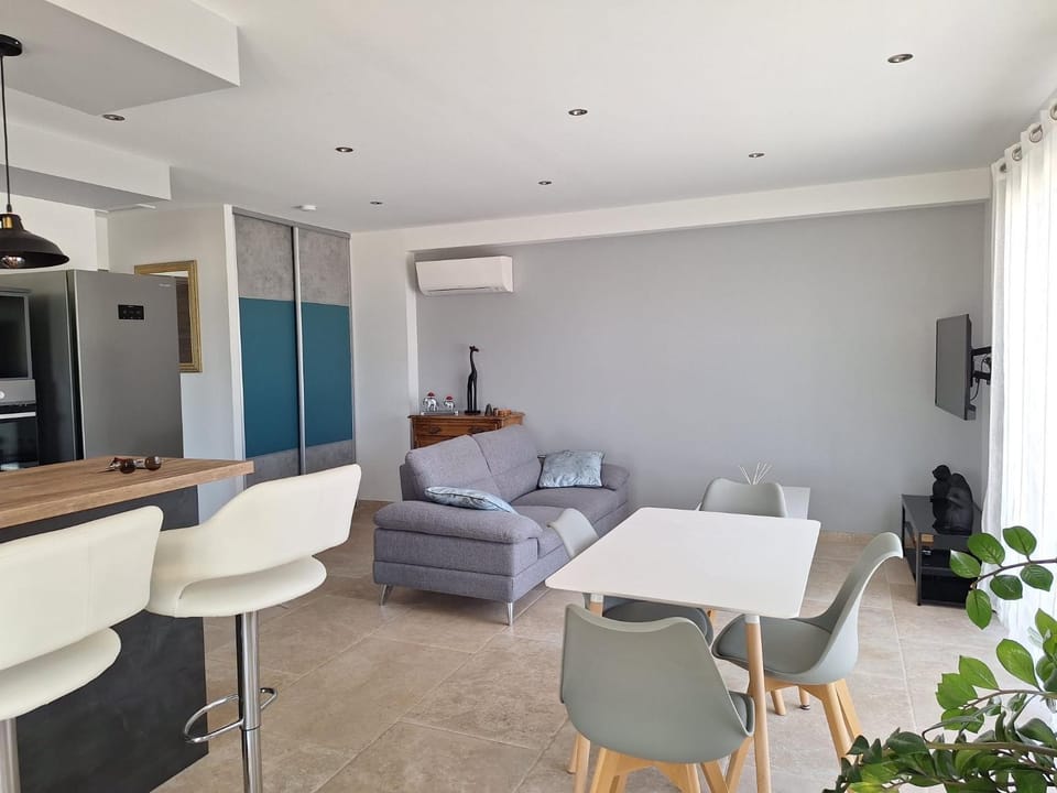 Living room, Seating area, Dining area
