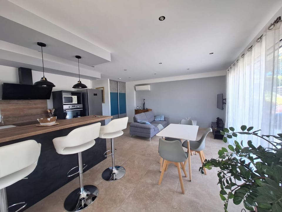 Property building, TV and multimedia, Living room, Seating area, Dining area, Area and facilities, stove