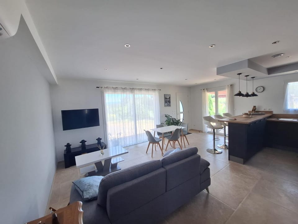 Property building, Communal lounge/ TV room, TV and multimedia, Living room, Seating area, Dining area