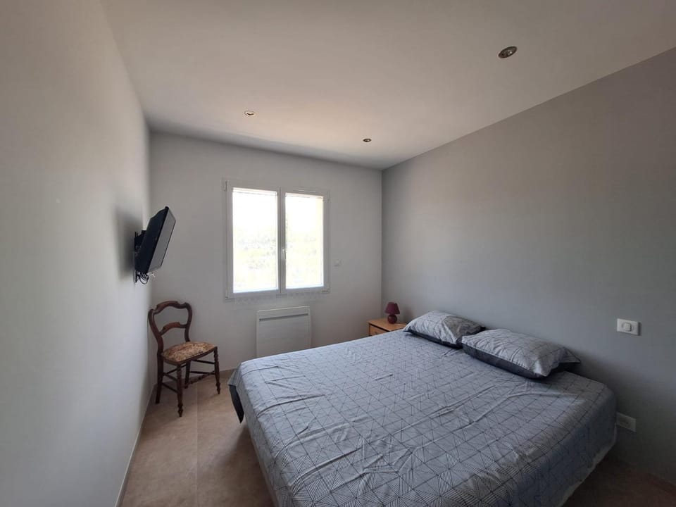 Bed, TV and multimedia, Photo of the whole room, Bedroom