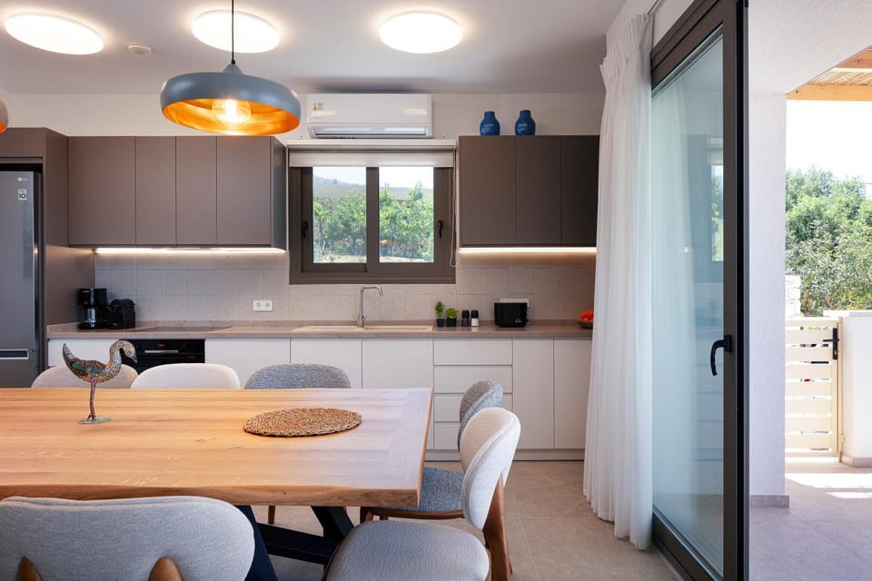 Kitchen or kitchenette, Dining area, oven, stove