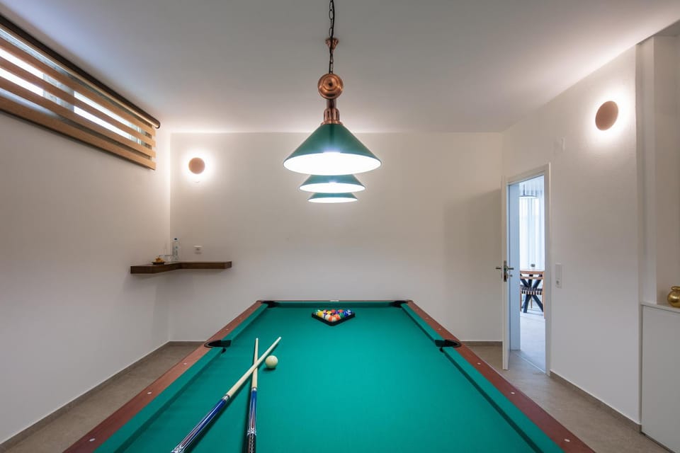 Billiard, Game Room