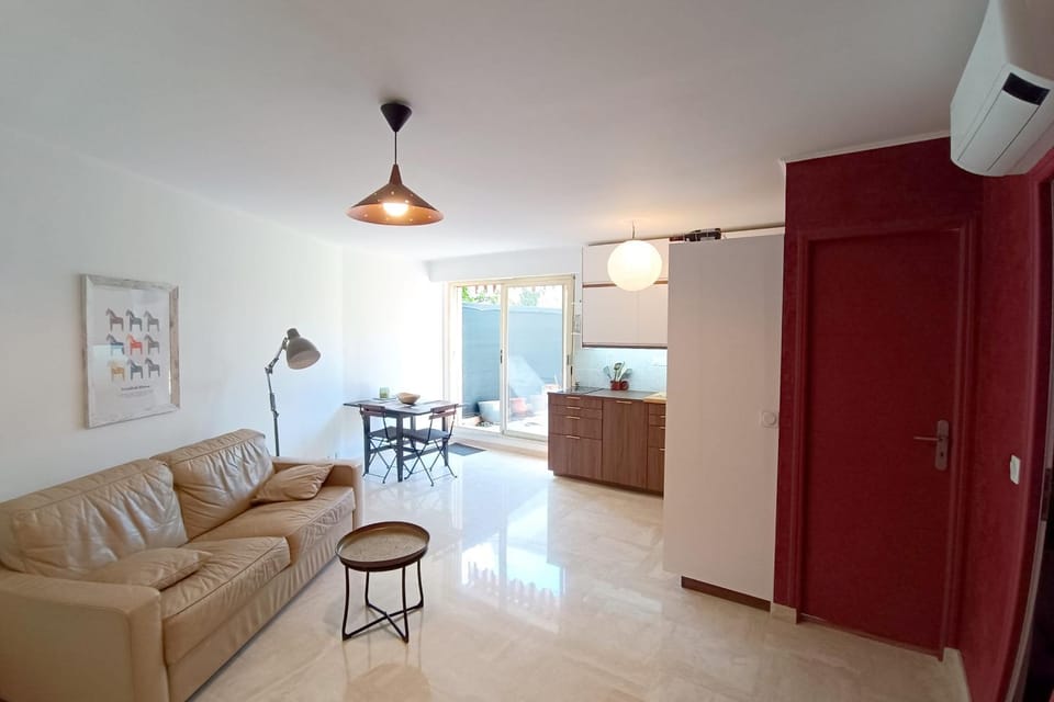 Refurbished apartment with terrace and garden Apartment in Nice