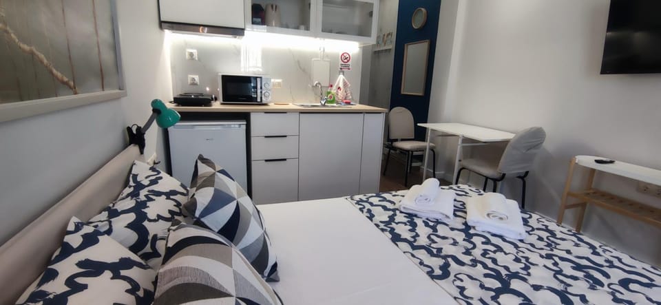 Bed, Kitchen or kitchenette, Photo of the whole room, Dining area, Bedroom, stove