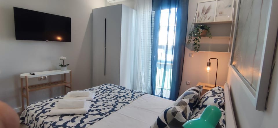 Bed, TV and multimedia, Photo of the whole room, Bedroom, towels, wardrobe