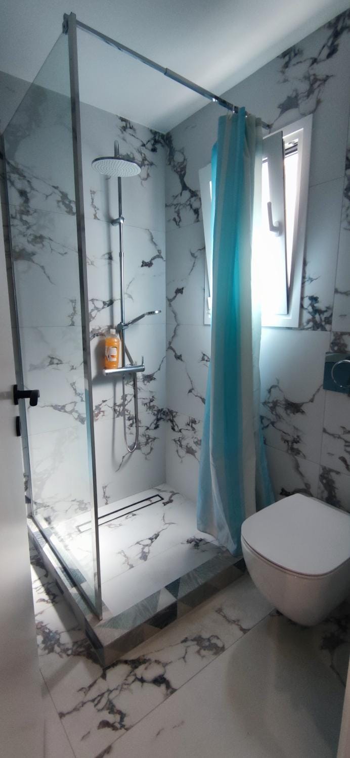 Shower, Toilet, towels