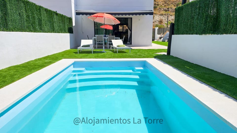 Patio, Day, Garden, Swimming pool, sunbed