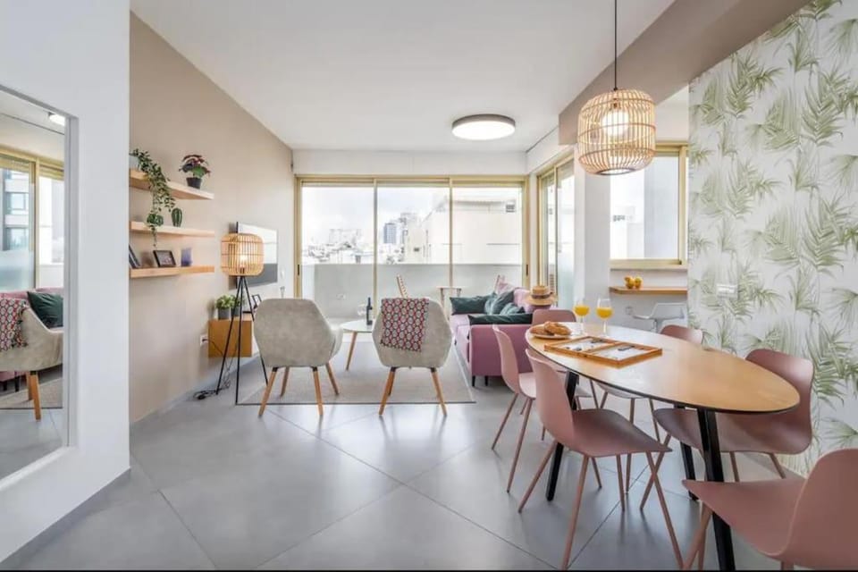 New Sunny 2BR By Bograshov Beach Apartment in Tel Aviv-Yafo