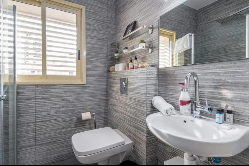 New Sunny 2BR By Bograshov Beach Apartment in Tel Aviv-Yafo