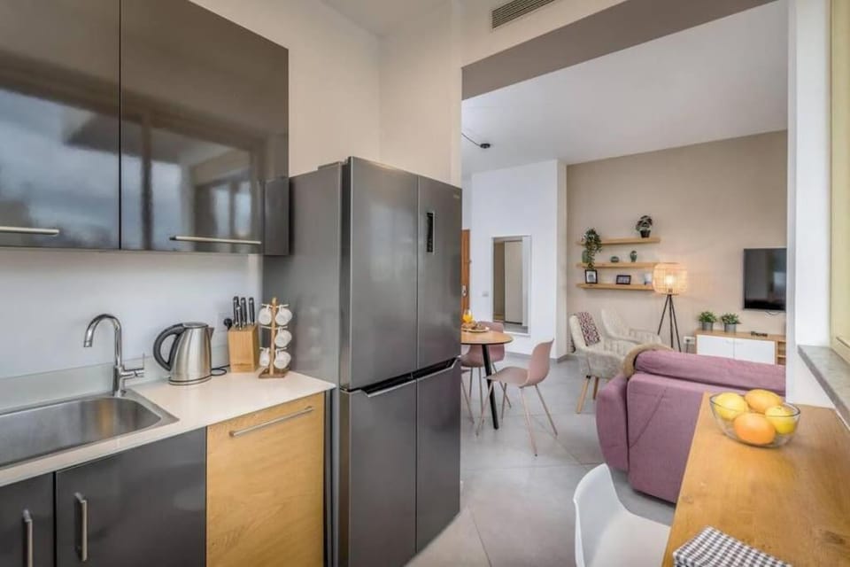 New Sunny 2BR By Bograshov Beach Apartment in Tel Aviv-Yafo