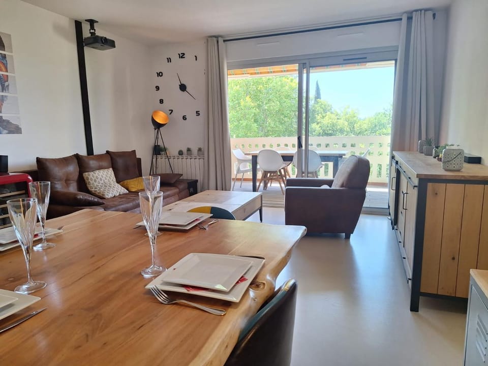 Living room, Seating area, Dining area, Communal kitchen