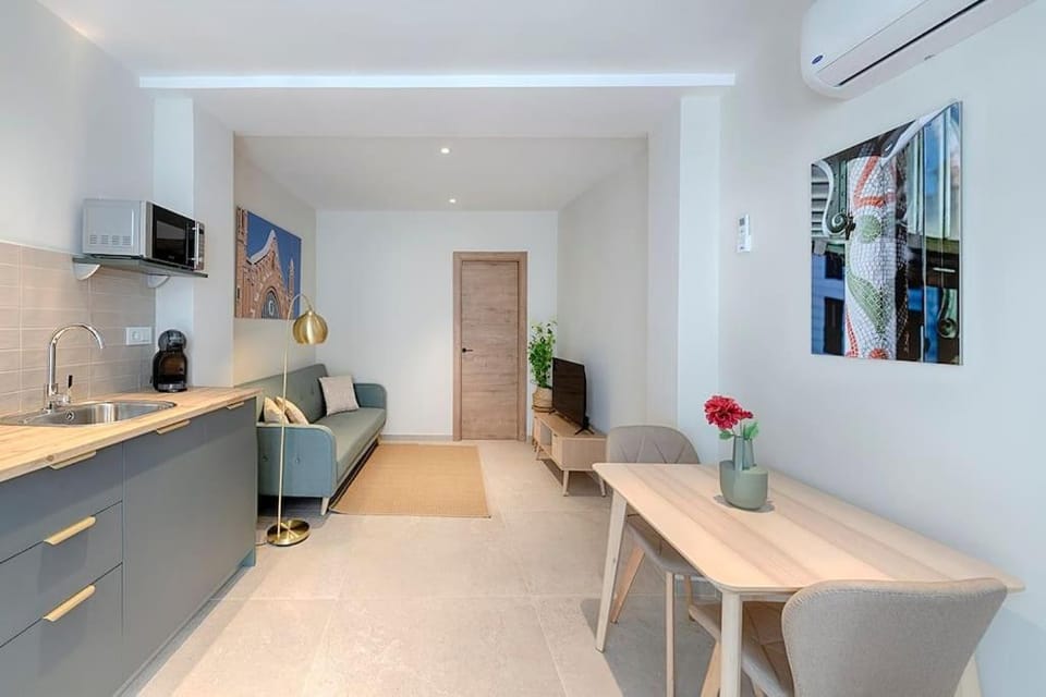 TV and multimedia, Kitchen or kitchenette, Living room, Seating area, Dining area