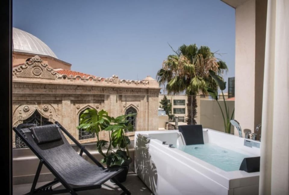 Patio, Day, Natural landscape, Hot Tub, Balcony/Terrace, Living room, Seating area, Swimming pool, sunbed