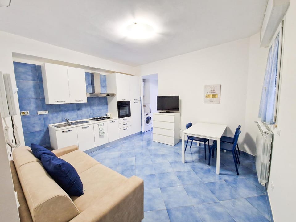 Kitchen or kitchenette, Living room, Seating area, Dining area, oven, stove