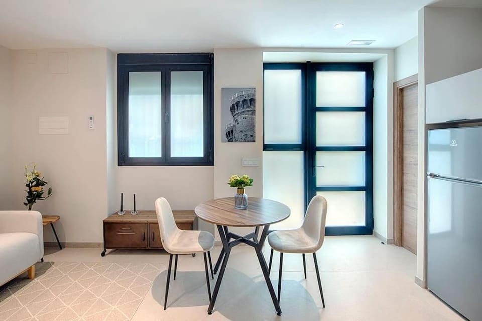 Kitchen or kitchenette, Living room, Seating area, Dining area, oven
