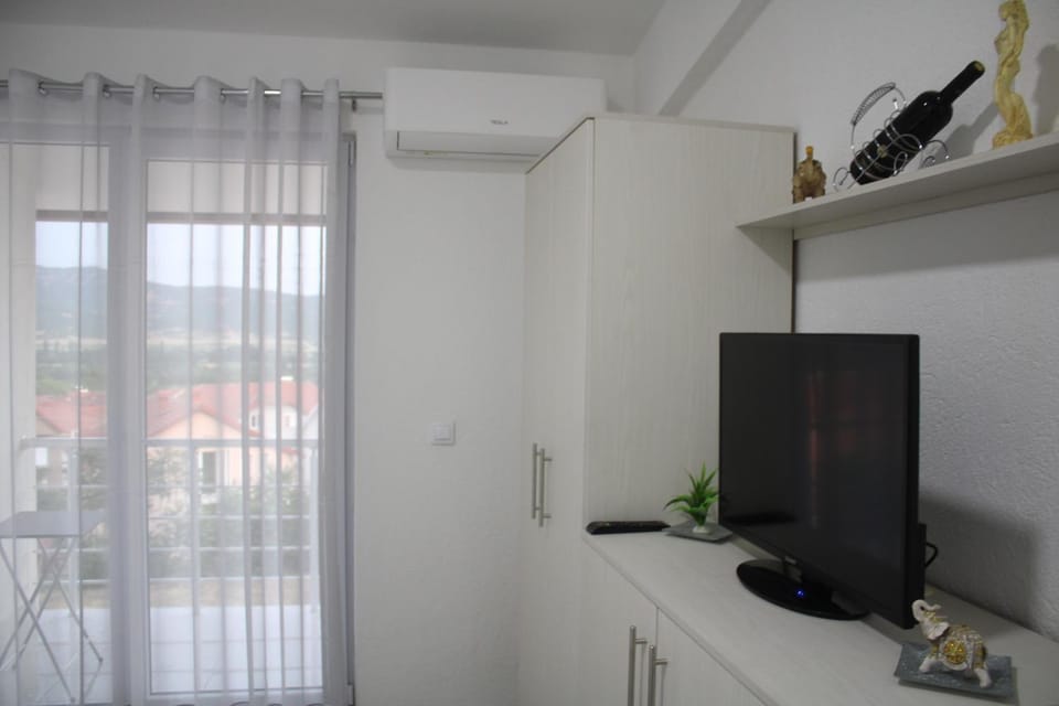 TV and multimedia, air conditioner