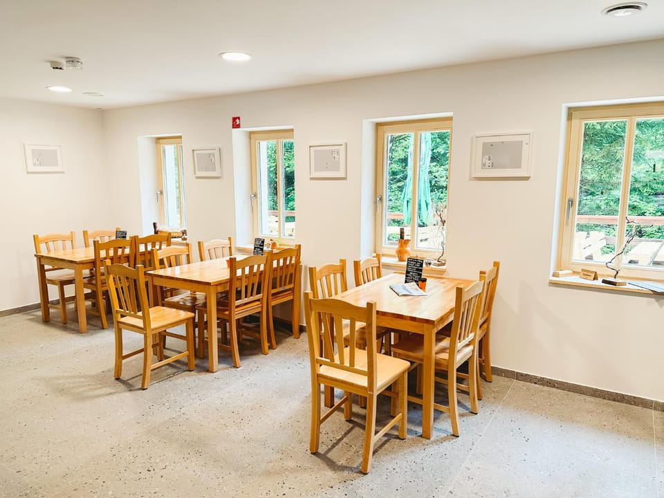 Restaurant/places to eat, Restaurant/places to eat, Dining area