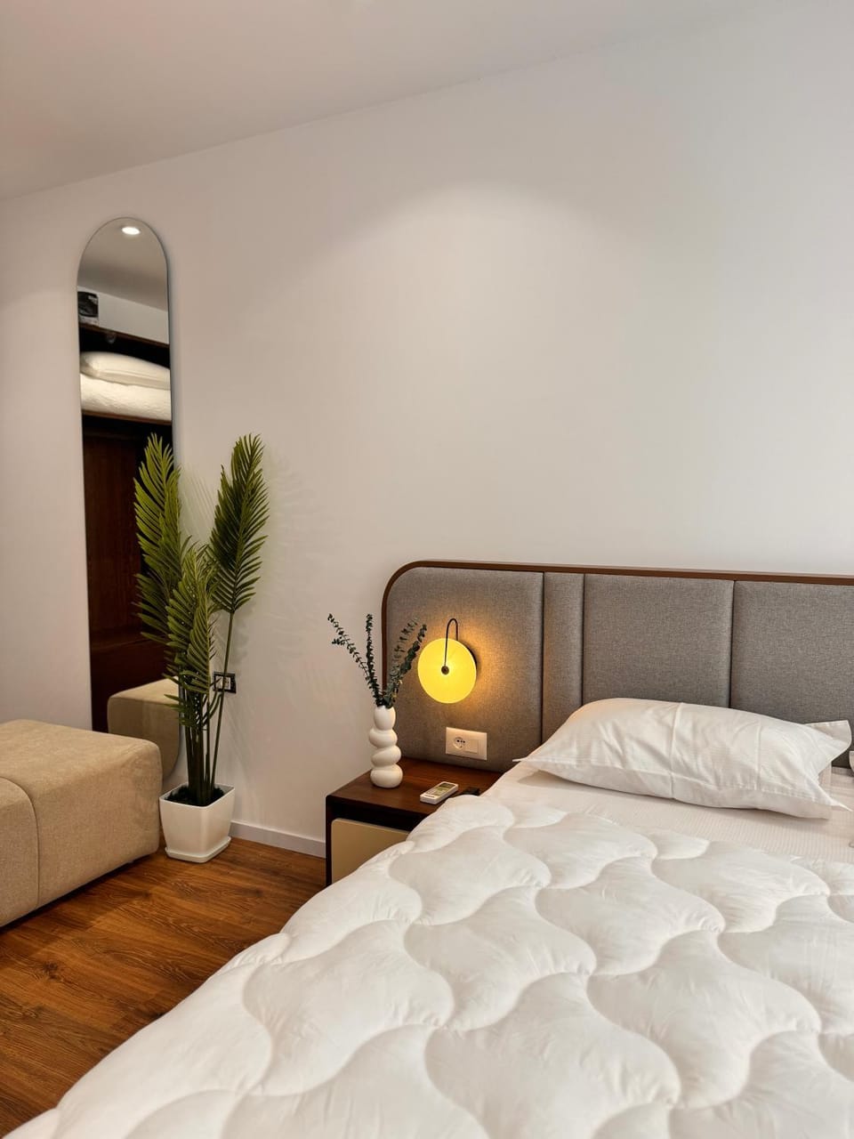 Bed, Photo of the whole room, Bedroom, air conditioner