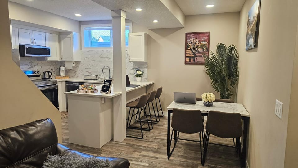 Kitchen or kitchenette, Dining area
