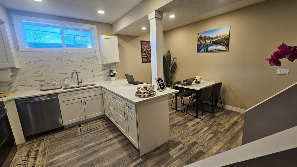Kitchen or kitchenette, Dining area