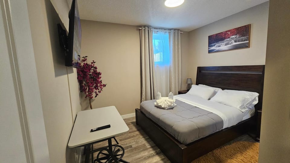 Bed, TV and multimedia, Photo of the whole room, Bedroom