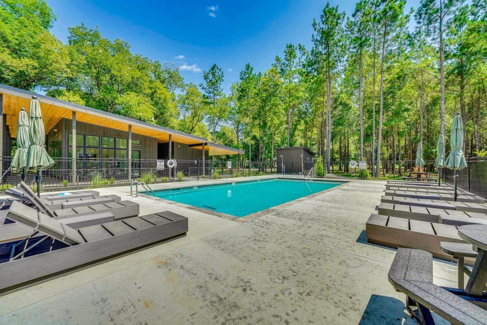 Scenic Riverfront Escape: Outdoor Oasis w/ Hot Tub House in Oklahoma