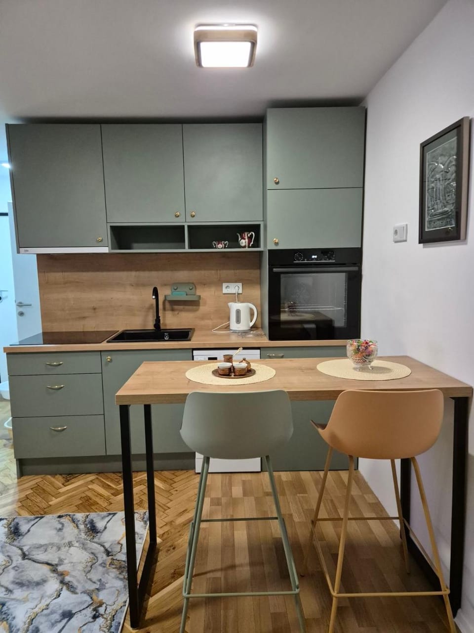 Coffee/tea facilities, Kitchen or kitchenette, Dining area, stove