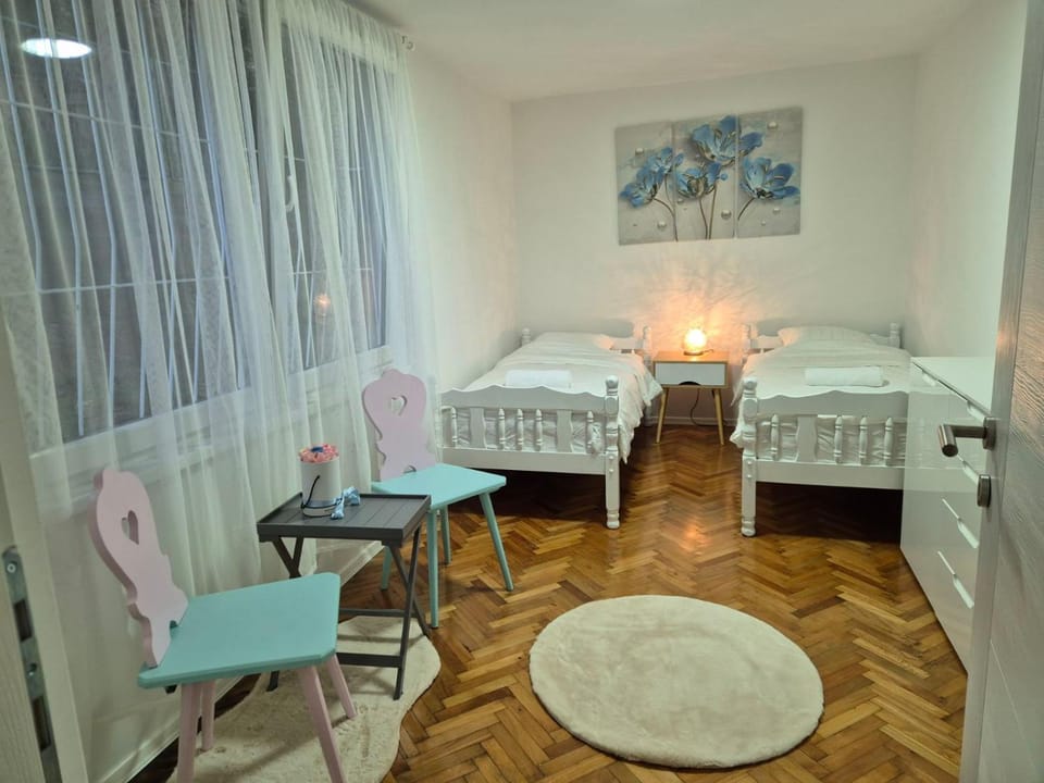 Bed, Photo of the whole room, Seating area, Bedroom