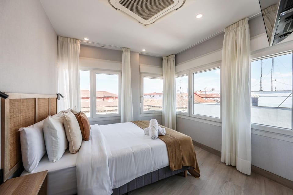 Photo of the whole room, Bedroom