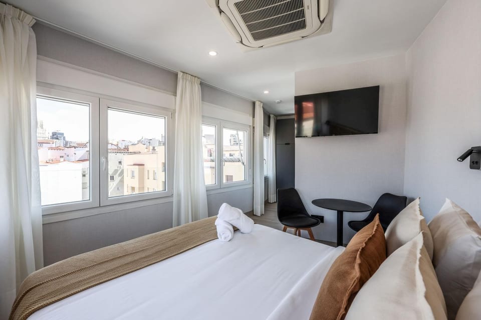 Bed, Photo of the whole room, air conditioner