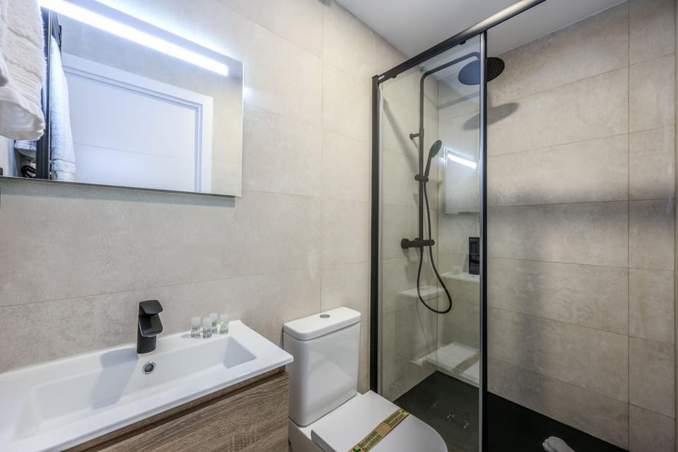 Shower, Toilet, Bathroom, towels