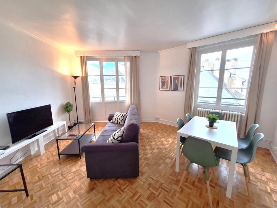 TV and multimedia, Living room, Seating area, Dining area