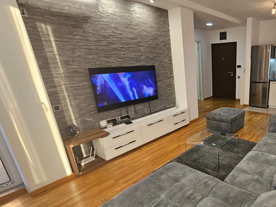 TV and multimedia, Living room, Seating area, Evening entertainment