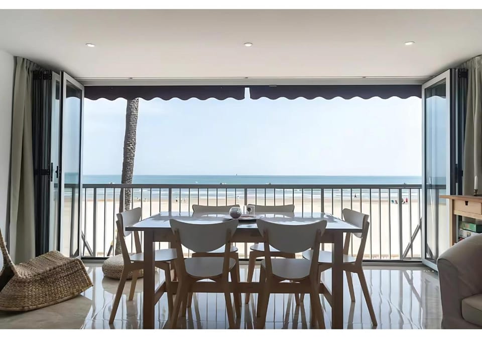 View (from property/room), Balcony/Terrace, Dining area, Sea view