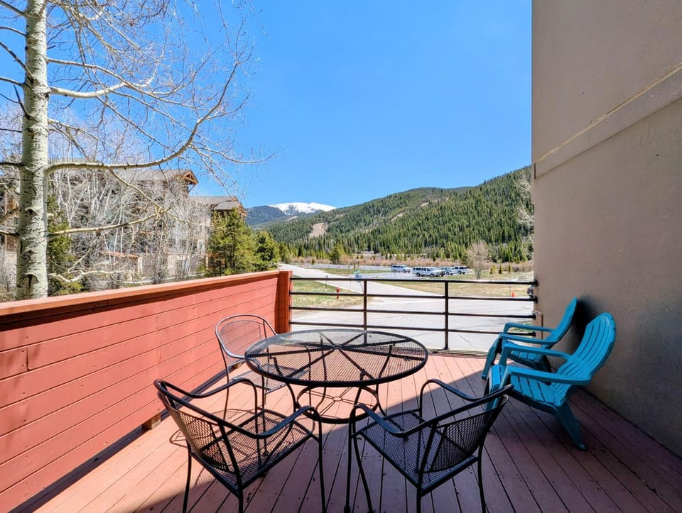 Day, Balcony/Terrace, Seating area, Mountain view, Parking