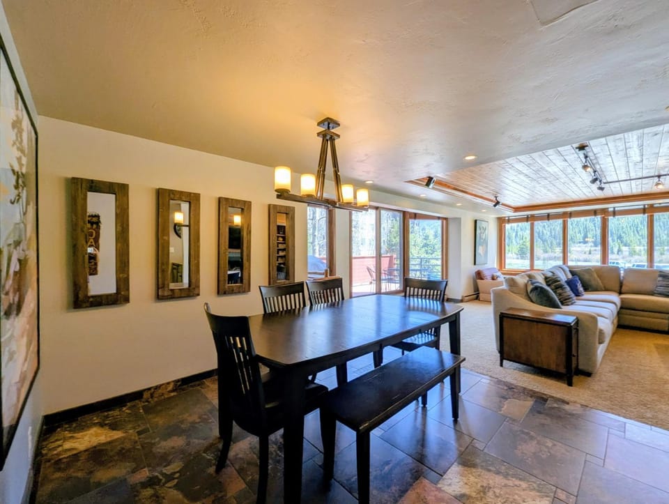 Day, Living room, Dining area, Lake view