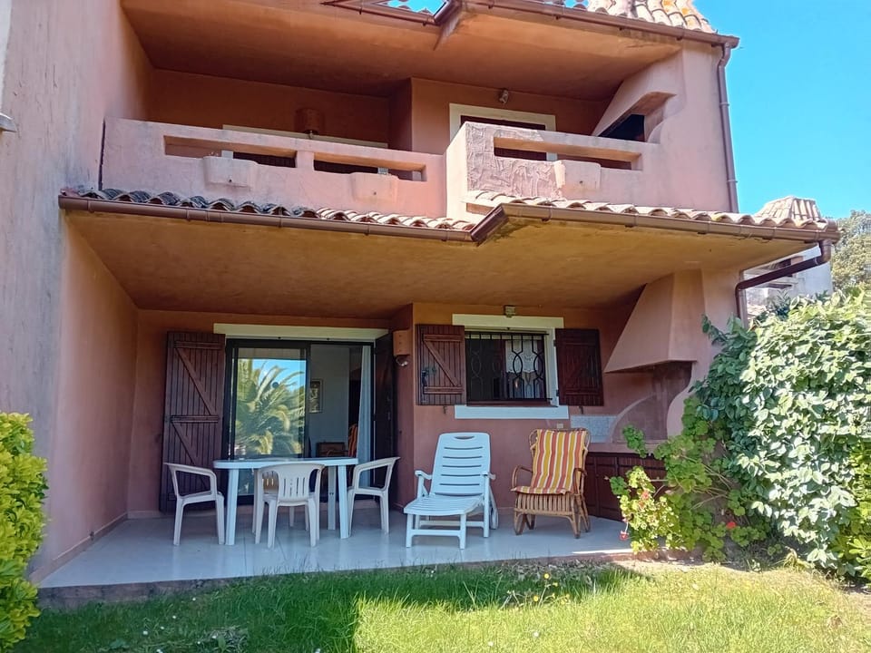 Property building, Day, Balcony/Terrace, Dining area