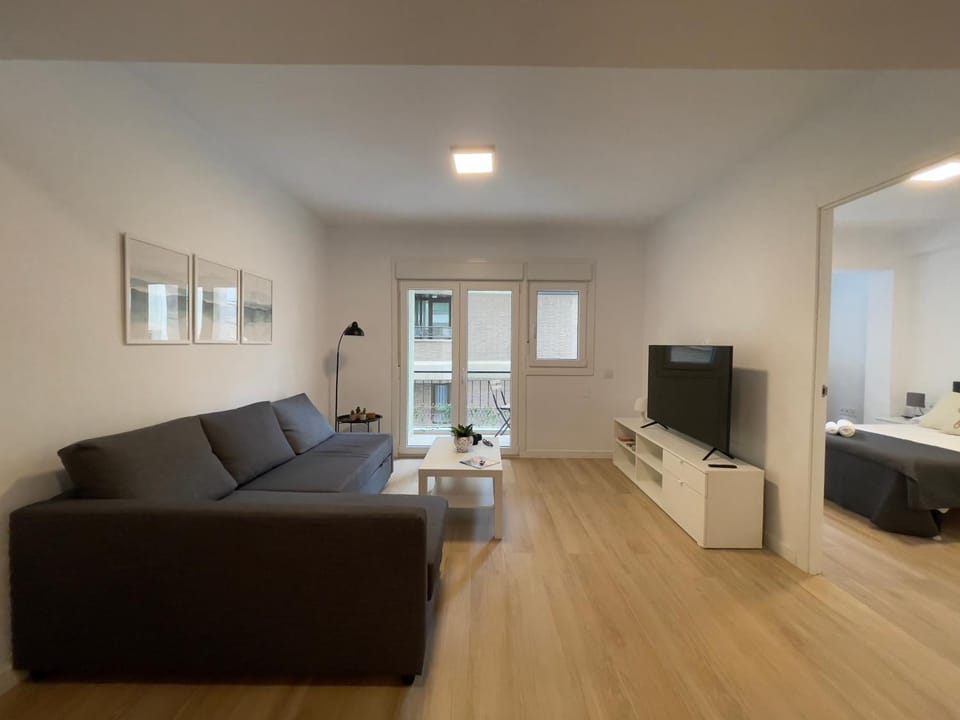 TV and multimedia, Living room, Seating area, Evening entertainment