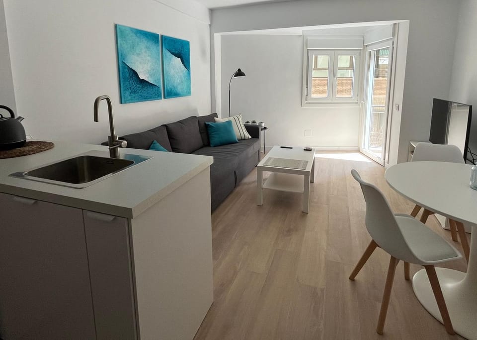 TV and multimedia, Kitchen or kitchenette, Living room, Seating area, Dining area