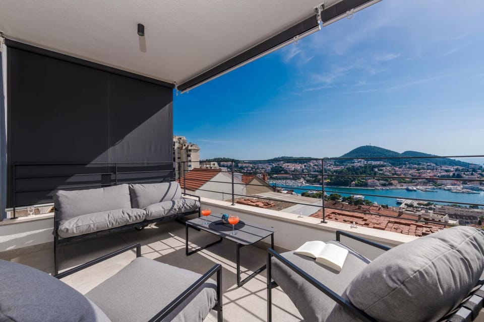 Day, Natural landscape, View (from property/room), Balcony/Terrace, Seating area, City view, Sea view