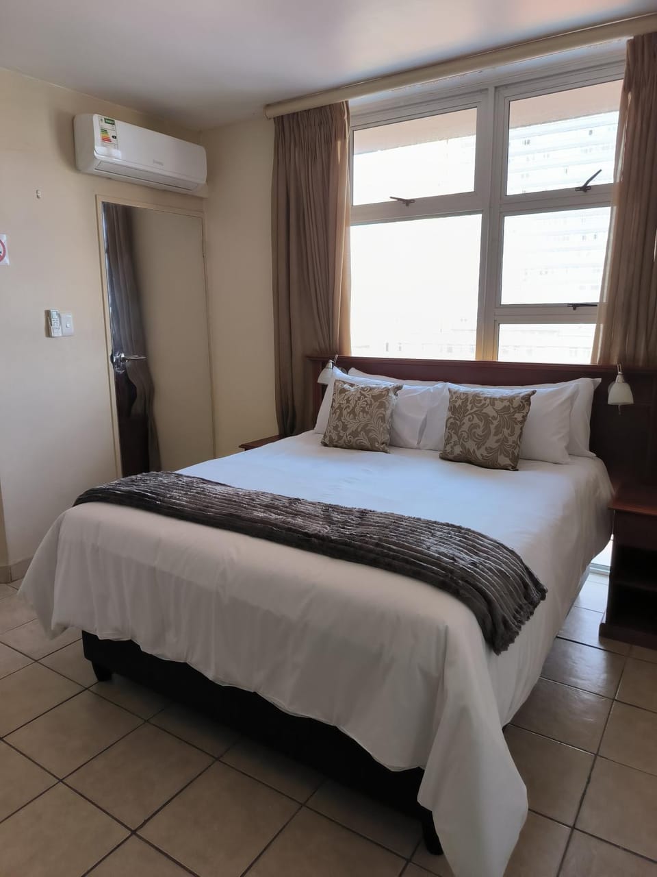 Bed, Bedroom, air conditioner