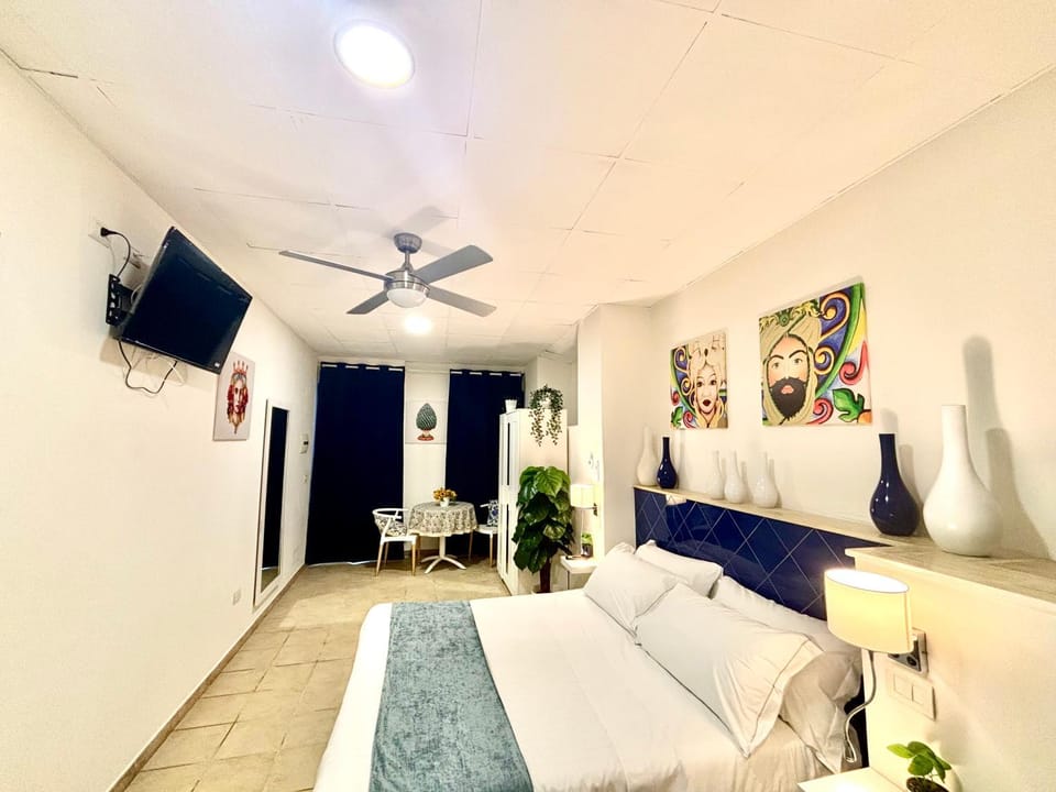 Bed, TV and multimedia, Photo of the whole room